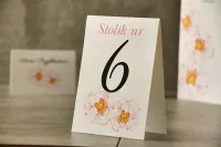 Pistacjowe Numerki na Stół Weselny z Piwonią | Sprawdź!