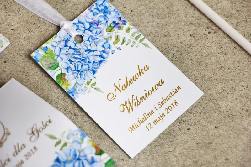 Zawieszka na butelkę, wódka weselna, ślub - Sorento nr 5 - Niebieskie hortensje - kwiatowe dodatki ślubne ze złoceniem Zawieszka na butelkę, wódka weselna, ślub - Sorento nr 5 - Niebieskie hortensje - kwiatowe dodatki ślubne ze złoceniem
