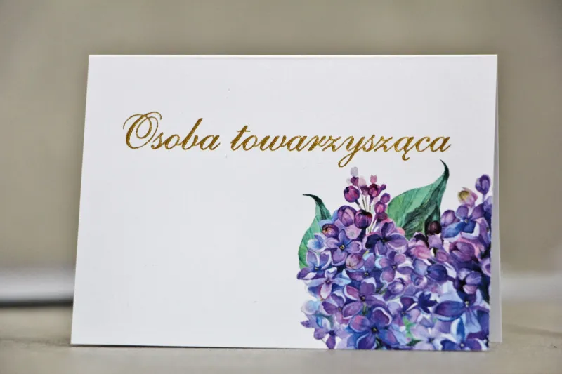 Winietki na stół weselny, ślub - Sorento nr 11 - Fioletowy bez - kwiatowe dodatki ślubne ze złoceniem Winietki na stół weselny, ślub - Sorento nr 11 - Fioletowy bez - kwiatowe dodatki ślubne ze złoceniem