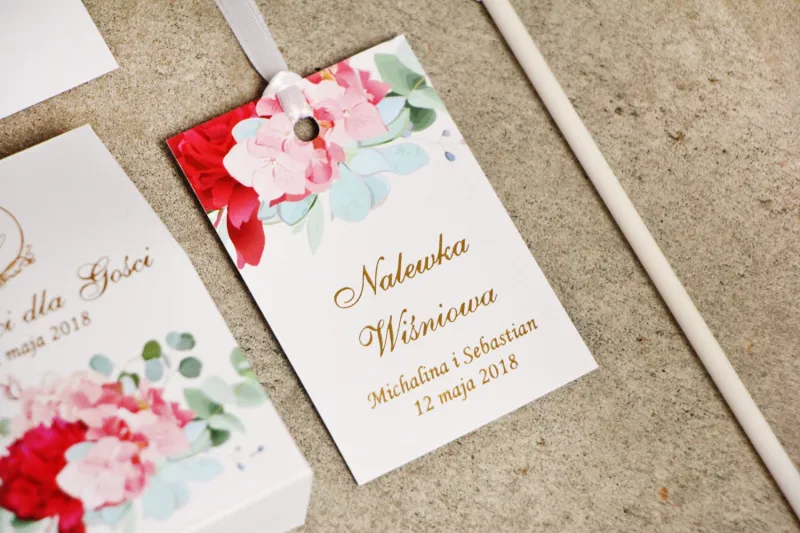 Zawieszka na butelkę, wódka weselna, ślub - Sorento nr 14 - Różowe kwiaty z eukaliptusem - kwiatowe dodatki ślubne ze złoceniem Zawieszka na butelkę, wódka weselna, ślub - Sorento nr 14 - Różowe kwiaty z eukaliptusem - kwiatowe dodatki ślubne ze złoceniem