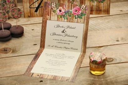 Rustykalne zaproszenia na ślub z różowymi jaskrami i eustomą | Rustykalne nr 1