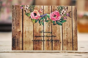 Bilecik do zaproszenia ślubnego, prezenty ślubne, wesele - Rustykalne nr 1 - Różowe kwiaty na tle drewna