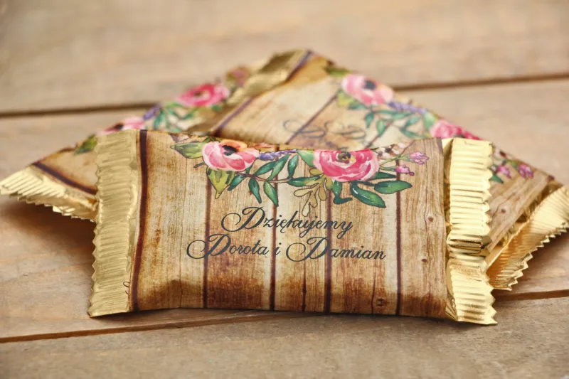 Czekoladki Rustykalne - dodatki ślubne - podziękowania dla Gości - różowe kwiaty na tle drewna