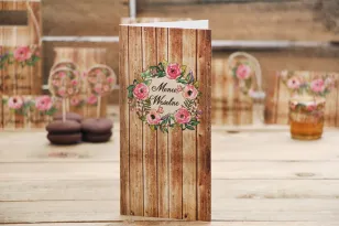 Hochzeitsmenü, Hochzeitstisch - Rustikal Nr. 1 - Rosa Blumen auf dem Hintergrund aus Holz - Hochzeitszubehör, Accessoires für de