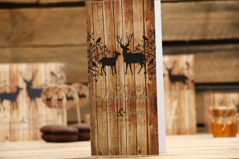 Menu weselne, stół weselny - Rustykalne nr 3 - Jelenie na tle motywu drewna - dodatki ślubne Menu weselne, stół weselny - Rustykalne nr 3 - Jelenie na tle motywu drewna - dodatki ślubne