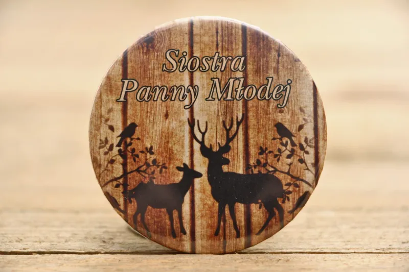 Przypinki dla Gości - Rustykalne nr 3 - Jelenie na tle drewna - dodatki ślubne, podziękowania Przypinki dla Gości - Rustykalne nr 3 - Jelenie na tle drewna - dodatki ślubne, podziękowania