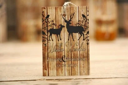 Zawieszki na alkohol | Sylwetki jeleni na tle rustykalnego drewna