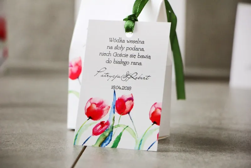 Zawieszka na butelkę, Wódka weselna, ślub - Pistacjowe nr 5 - Czerwone wiosenne tulipany