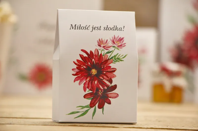 Pudełeczko stojące na cukierki, podziękowania dla Gości weselnych - Kalia nr 5 - Czerwone dalie - Kwiatowe dodatki ślubne Pudełeczko stojące na cukierki, podziękowania dla Gości weselnych - Kalia nr 5 - Czerwone dalie - Kwiatowe dodatki ślubne