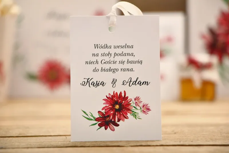 Zawieszka na butelkę, wódka weselna, ślub - Kalia nr 5 - Czerwona dalia - kwiatowe dodatki ślubne Zawieszka na butelkę, wódka weselna, ślub - Kalia nr 5 - Czerwona dalia - kwiatowe dodatki ślubne
