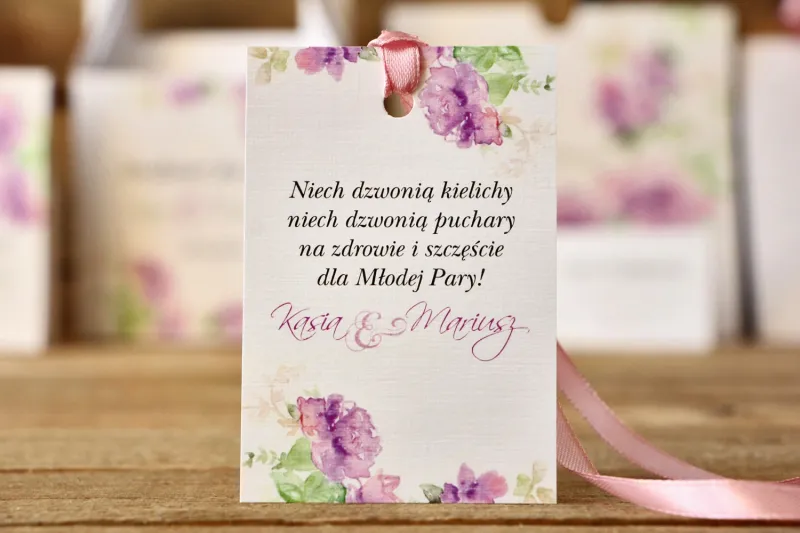 Zawieszki na butelkę, dodatki ślubne - Malowane Kwiaty nr 1 - Fioletowe kwiaty - akcesoria weselne Zawieszki na butelkę, dodatki ślubne - Malowane Kwiaty nr 1 - Fioletowe kwiaty - akcesoria weselne