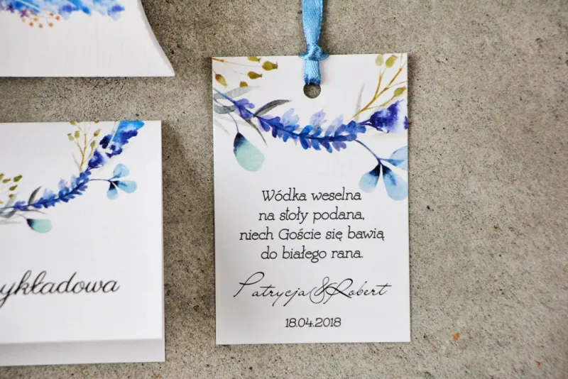 Zawieszka na butelkę, Wódka weselna, ślub - Pistacjowe nr 7 - Zimowe gałązki w barwach błękitu i chabru Zawieszka na butelkę, Wódka weselna, ślub - Pistacjowe nr 7 - Zimowe gałązki w barwach błękitu i chabru