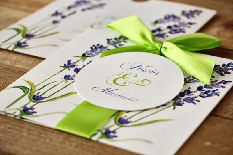 Hochzeitseinladungen im Etui - Gemalte Blumen Nr. 8 - Lavendel - mit Schleife
