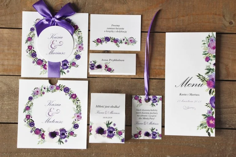 Eleganckie zaproszenie na wesele w etui | Kwiatowa grafika fioletowych kwiatów i ciemnozielonych liści