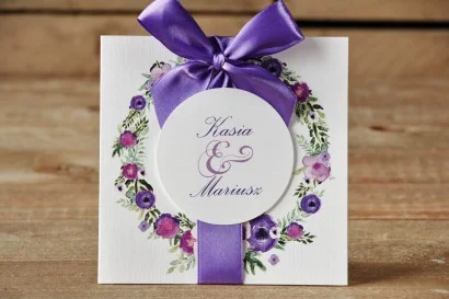 Eleganckie zaproszenie na wesele w etui | Kwiatowa grafika fioletowych kwiatów i ciemnozielonych liści