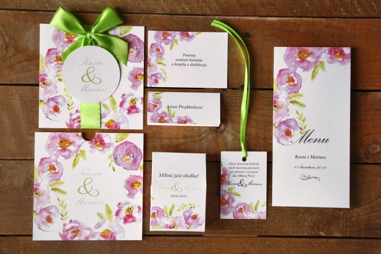 Zaproszenia w etui z kwiatową grafiką: różowo-fioletowe kwiaty | Nietypowe zaproszenia ślubne