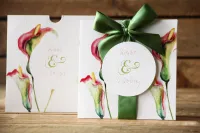 Eleganckie Zaproszenia Ślubne | Różane kalie na białym lnianym papierze