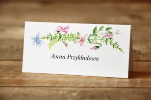 Winietki, wizytówki na stół weselny - Delikatne, pastelowe kwiaty drobnych bratków