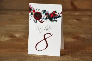 Numery stolików weselnych - Elegancka, zimowa kompozycja z kwiatami róży, jarzębiną i gałązkami świerku