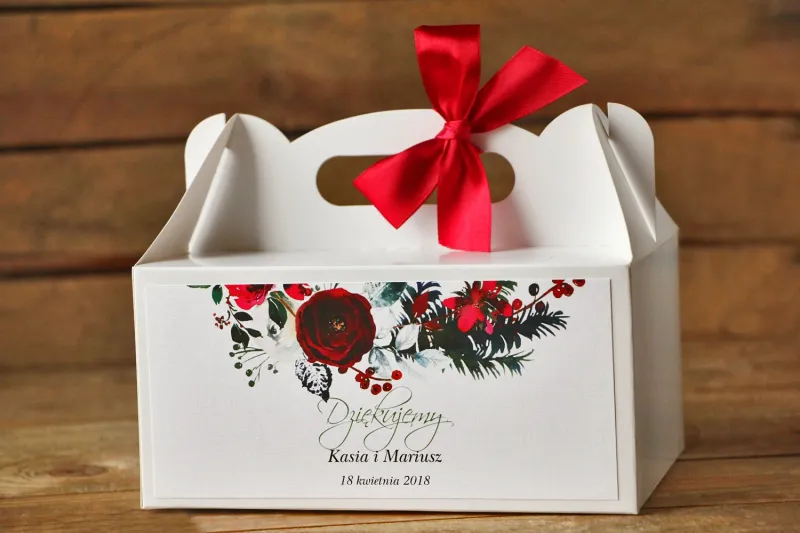 Pudełko na Ciasto Weselne, prostokątne - Elegancka, zimowa kompozycja z kwiatami róży, jarzębiną i gałązkami świerku