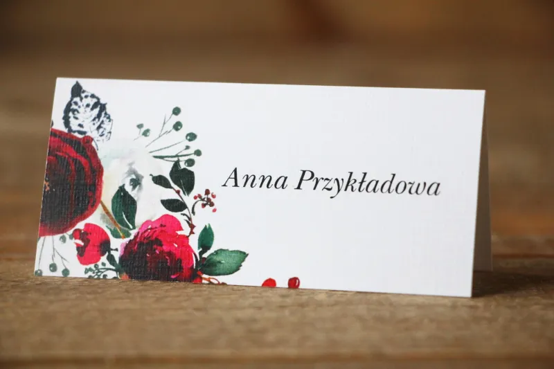 Winietki, wizytówki na stół weselny - Elegancka, zimowa kompozycja z kwiatami róży, jarzębiną i gałązkami świerku Winietki, wizytówki na stół weselny - Elegancka, zimowa kompozycja z kwiatami róży, jarzębiną i gałązkami świerku
