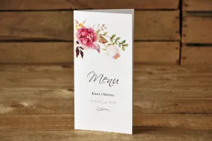Menu Weselne - Delikatna pastelowa kompozycja kwiatów piwonii w otoczeniu jasnozielonych gałązek