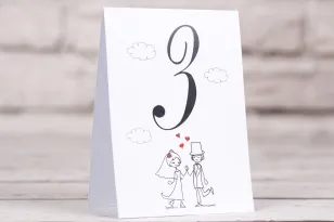 Numery stolików weselnych, ślubnych Bueno nr 2 - Para Młoda w zabawnej wersji rysunkowej z delikatnym akcentem serduszek