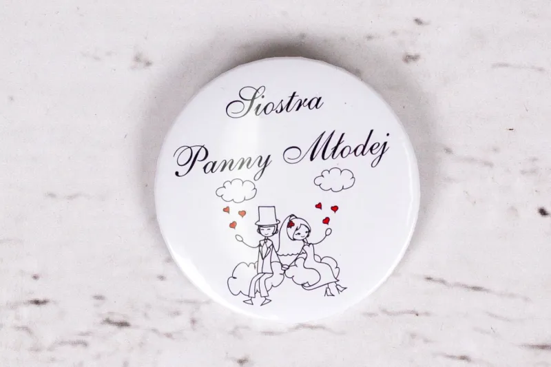 Przypinka ślubna Bueno nr 3 - Rysunek zakochanej Pary Młodej dryfującej w chmurach Przypinka ślubna Bueno nr 3 - Rysunek zakochanej Pary Młodej dryfującej w chmurach