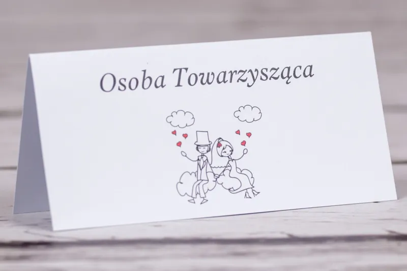 Winietki, wizytówki na stół weselny Bueno nr 3 - Rysunek zakochanej Pary Młodej dryfującej w chmurach Winietki, wizytówki na stół weselny Bueno nr 3 - Rysunek zakochanej Pary Młodej dryfującej w chmurach
