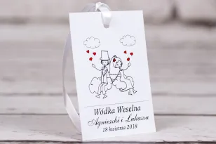Zawieszki na butelki weselne Bueno nr 3 - Rysunek zakochanej Pary Młodej dryfującej w chmurach