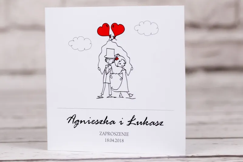 Hochzeitseinladungen aus der Bueno-Kollektion Nr. 6 - Junges Paar mit roten Luftballons im informellen Cartoon-Stil