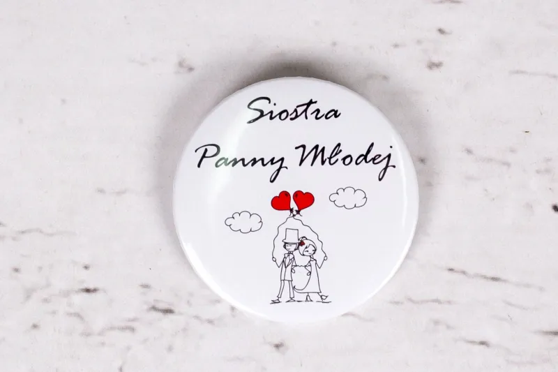 Ślubna przypinka dla gości weselnych z kolekcji Bueno nr 6 - Para Młoda z czerwonymi balonami w nieformalnym stylu rysunkowym Ślubna przypinka dla gości weselnych z kolekcji Bueno nr 6 - Para Młoda z czerwonymi balonami w nieformalnym stylu rysunkowym