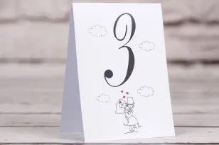 Nummern von Hochzeitstischen aus der Bueno-Kollektion Nr. 8 - Verliebtes Karikaturpaar in der Umarmung der Liebe