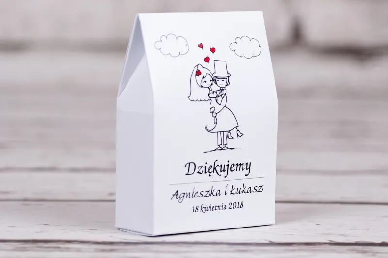 Ślubne pudełeczka na słodkości dla gości weselnych z kolekcji Bueno nr 8 - Rysunkowa zakochana para w objęciach miłości