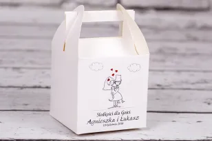 Pudełko kwadratowe na ciasto weselne z kolekcji Bueno nr 8 - Rysunkowa zakochana para w objęciach miłości