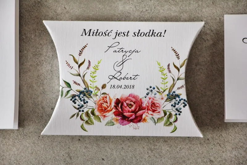 Pudełeczko poduszeczka na cukierki, podziękowania dla Gości weselnych - Pistacjowe nr 11 - Róże z barwach bordo i pomarańczy Pudełeczko poduszeczka na cukierki, podziękowania dla Gości weselnych - Pistacjowe nr 11 - Róże z barwach bordo i pomarańczy