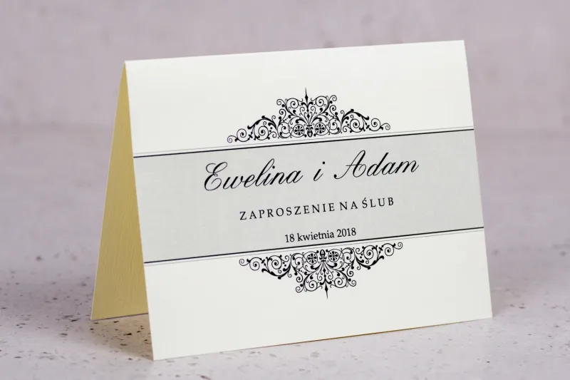Zaproszenia ślubne Arte nr 6 - Klasyczny wzór z eleganckim zdobieniem w wersji ecru Zaproszenia ślubne Arte nr 6 - Klasyczny wzór z eleganckim zdobieniem w wersji ecru