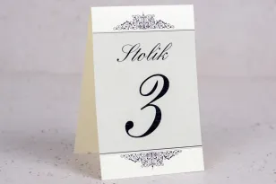 Ślubne numery stolików weselnych z kolekcji Arte nr 5 - Klasyczny wzór z eleganckim zdobieniem - wersja ecru