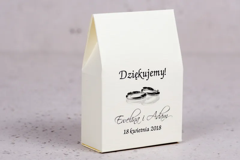 Ślubne pudełeczko na słodkości dla gości weselnych z kolekcji Arte nr 4 - Elegancki wzór z delikatną ramką i motywem obrączek Ślubne pudełeczko na słodkości dla gości weselnych z kolekcji Arte nr 4 - Elegancki wzór z delikatną ramką i motywem obrączek