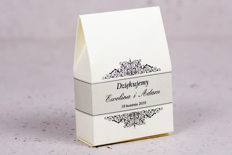 Ślubne pudełeczko na słodkości dla gości weselnych z kolekcji Arte nr 6 - Klasyczny wzór z eleganckim zdobieniem - wersja ecru