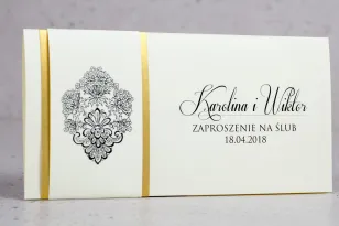 Hochzeitseinladungen Moreno No. 1 - verpackt in ein perlengoldenes Deckblatt mit reich verziertem Ornament und Strasssteinen