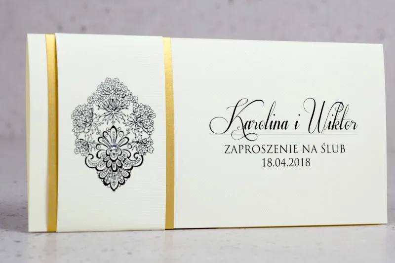 Hochzeitseinladungen Moreno No. 1 - verpackt in ein perlengoldenes Deckblatt mit reich verziertem Ornament und Strasssteinen Hochzeitseinladungen Moreno No. 1 - verpackt in ein perlengoldenes Deckblatt mit reich verziertem Ornament und Strasssteinen