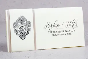 Hochzeitseinladungen Moreno No. 3 - verpackt in ein perlencremefarbenes Deckblatt mit reich verziertem Ornament und Strasssteine