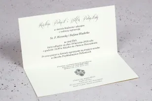 Das Innere der Moreno Hochzeitseinladung Nr. 3 - eingehüllt in ein perlencremefarbenes Deckblatt mit reich verziertem Ornament u