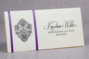 Hochzeitseinladungen Moreno Nr. 4 - verpackt in ein perlviolettes Deckblatt mit reich verziertem Ornament und Strasssteinen
