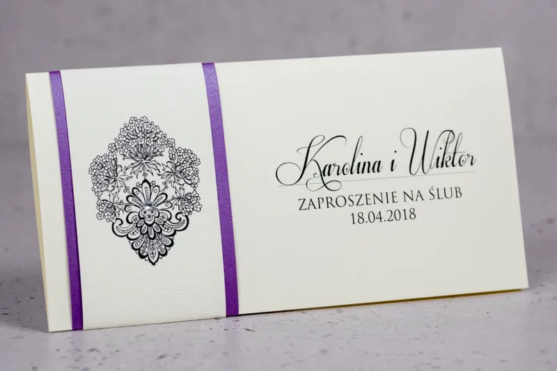 Zaproszenia ślubne Moreno nr 4 - owinięte perłowo-fioletową owijką z bogato zdobionym ornamentem i cyrkonią
