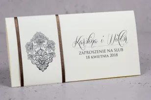 Hochzeitseinladungen Moreno Nr. 6 - verpackt in ein perlbraunes Deckblatt mit reich verziertem Ornament und Strasssteinen