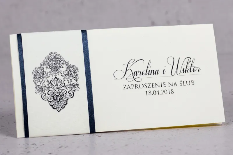 Hochzeitseinladungen Moreno No. 8 - eingehüllt in ein perlenmarines Deckblatt mit reich verzierten Ornamenten und Strasssteinen