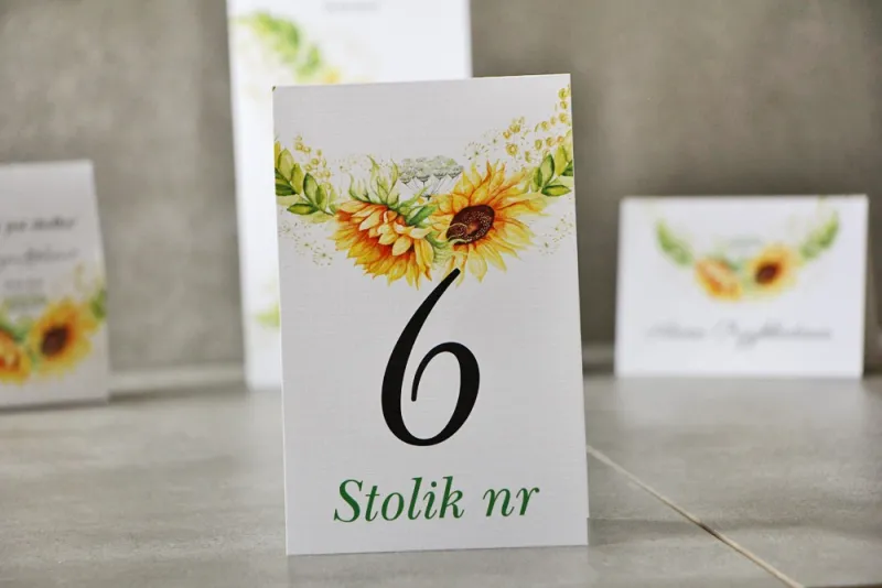 Numery stolików, stół weselny, Ślub - Pistacjowe nr 13 - Letnie słoneczniki z polną trawą