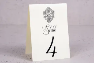 Ślubne numery stolików weselnych z kolekcji Moreno nr 1 - W eleganckim stylu z ornamentem i cyrkonią